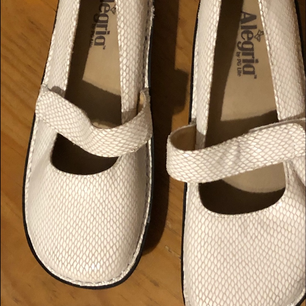 Alegria Mary Jane shows! Cute snakeskin pattern!